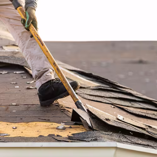 Artisan couvreur intervenant pour réparer une fuite sur une toiture ancienne